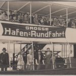 Hamburg - Grosse Hafen-Rundfahrt Gruppenaufnahme sw-Foto-AK ca. 1925