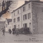 Frankreich - St. Mihiel Essenausgabe a. arme Bewohner sw-AK gelaufen 1915
