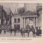 Belgien - Ypern zerstörtes Kloster Soldaten sw-AK gelaufen/Feldpost 1915
