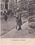 Frankreich/Meuse - Verdun Straßenansicht Soldat Befestigung sw-AK 1917