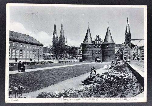 Ansichtskarte Lübeck Holstentor mit Reichsbank 1937