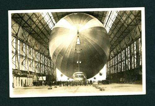 Ansichtskarte Graf Zeppine Einbingen in die Halle - Stempel Besuch in der Werft