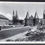 Ansichtskarte Lübeck Holstentor mit Reichsbank 1937