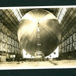 Ansichtskarte Graf Zeppine Einbingen in die Halle - Stempel Besuch in der Werft