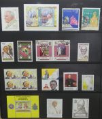 Motiv Papst mit FDCs und ** Marken der Länder im Einsteck-Album #LZ366