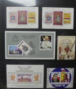 Motiv Papst mit FDCs und ** Marken der Länder im Einsteck-Album #LZ366