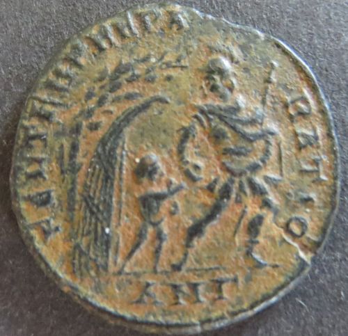 Römische Münze Constans 333-350 Maiorina RS: Gefangener wird aus Hütte geschlept