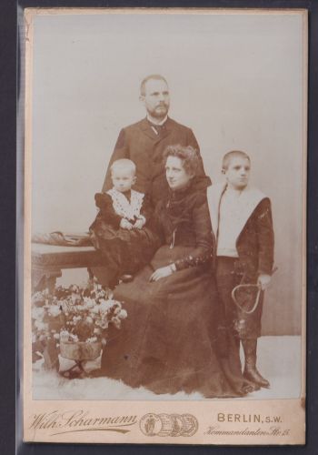 Foto Ansichtskarte Alte Fotoplatte Familienaufnahme Studio W. Scharmann Berlin