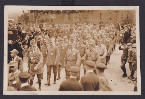 Ansichtskarte Soldaten Uniform Aufmarsch Zuschauer
