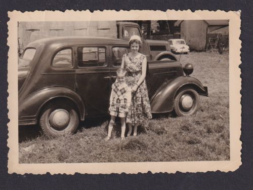 Privat Foto Frau und Kind Oldtimer Auto Foto Weigel Schwarzenberg Erzgebirge