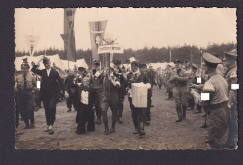 Selt. Foto Ansichtskarte Kraft durch Freude Deutsches Reich Soldaten Festumzug