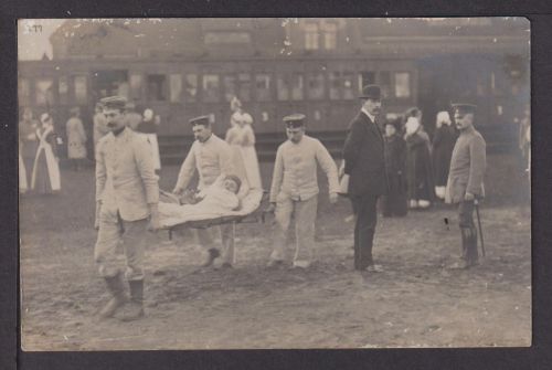 Ansichtskarte Krieg Sanitäter mit Verwundetem Bahnhof Zug I. Weltkrieg