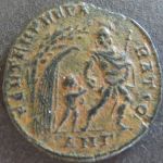 Römische Münze Constans 333-350 Maiorina RS: Gefangener wird aus Hütte geschlept