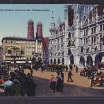 Ansichtskarte München Marienplatz Glockenspiel Menschenansammlung Oldtimer