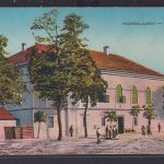 Ansichtskarte Püspökladany Ungarn Behördengebäude Vorplatz Künstlerkarte