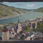 Ansichtskarte Künstlerkarte Bacharach Rhein Fluss Ortsansicht Berge Kirche