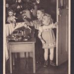 Ansichtskarte Weihnachtsgruß Kinder Weihnachtsbaum Geschenke Bescherung ab