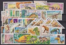 Dinosaurier inter. Lot von 43 verschied. Marken + 1 Block Prähistorische Tiere
