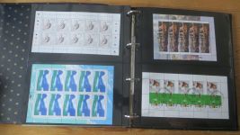 Bundesrepublik Sammlung von 42 Kleinbogen meist Euro-Zeit gestempelt hoher Kat.