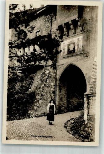 1663 Gruyères Foto AK Tracht Frau Stadttor