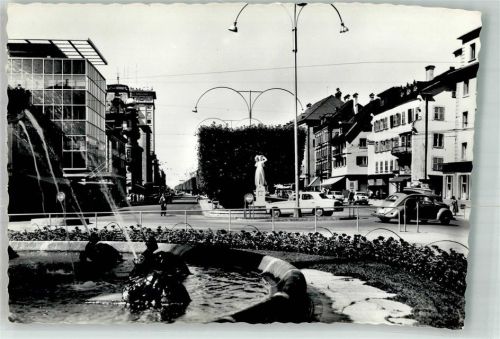 2300 La Chaux-de-Fonds Foto AK VW Käfer Brunnen Straße Denkmal