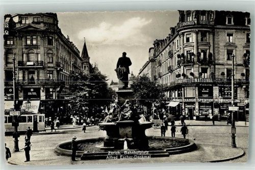 8000 Zürich 1946 Foto AK Denkmal Alfred Escher Bahnhofsplatz Straßenbahn Hotel Natioanl