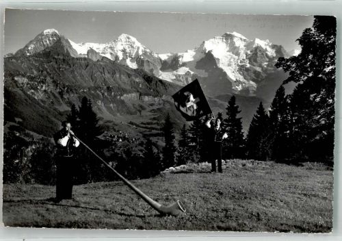 Foto E. Gyger Bläser u. Fahnenschwinger m. Eiger Mönch u. Jungfrau Alphorn