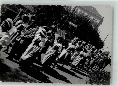 Festzug von jungen Leuten in Tracht Tracht Schweiz Privatfoto AK