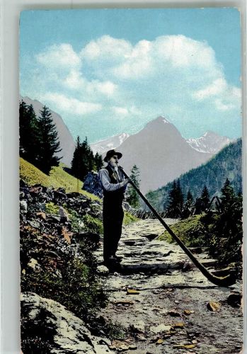 Ein schweizer Alphornbläser vor Hochgebirgskulisse Alphorn 1920