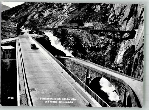 6487 Göschenen Foto AK Teufelsbürcke Schölenenschlucht Eisenbahn Auto