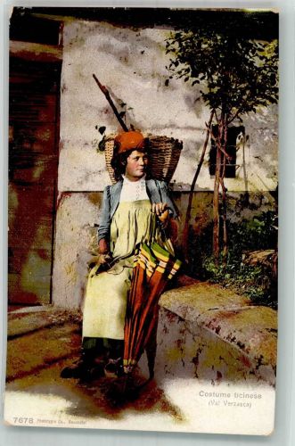 6637 Sonogno Foto AK Tracht Verzascata Frau mit Korb und Schirm