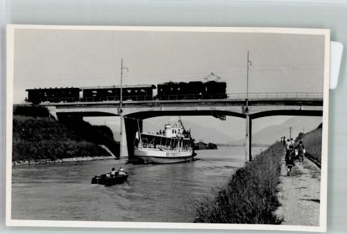 Rapperswil Jona Fahrgastschiff unterquert Brücke mit Elektrolokomotive Ort lt. Fotograf Baur und Fischlin Binnenschiff Foto AK