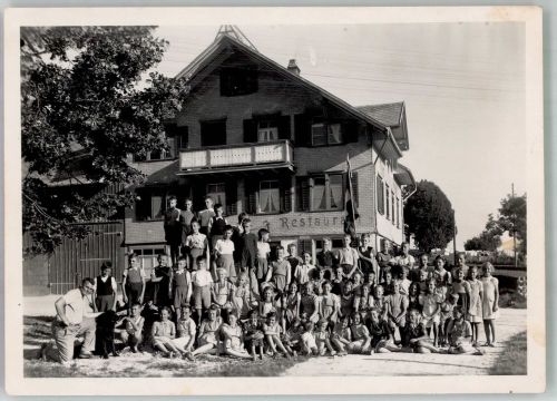 8494 Bauma Foto AK Gasthaus Schindler Gruppenfoto Kinder Ort handschriftlich