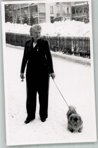 7270 Davos Platz Winter Frau mit Hund Ort lt. Fotograf