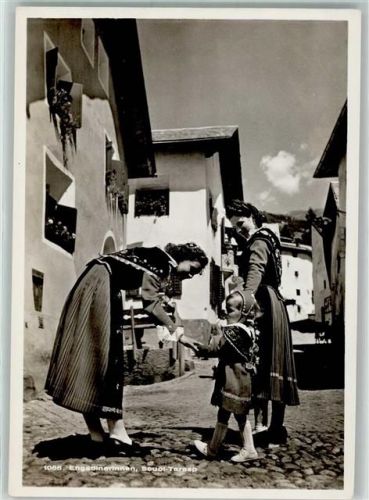 Tarasp Engadinerinnen Tracht Frauen Mädchen
