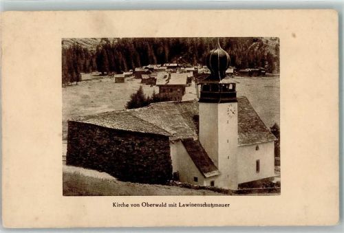 Oberwald Kirche Lawinenschutzmauer Uhr