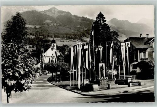 Sachseln Festschmuck Fahnen Kirche