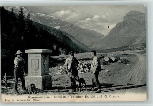 Klausenstrasse Klausenstrasse, Grenzstein Zwischen Uri und Glarus , Bauern mit Hunden, gute Erhaltung AK