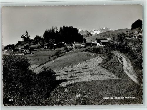 Ruschein Teilansicht Feldweg Dorfhäuser Kirche Alpen