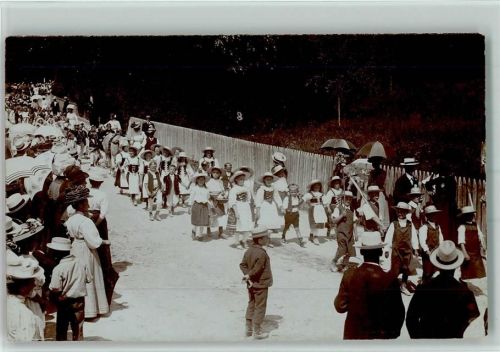 Pfäffikon ZH Parade mit Kindern in Tracht
