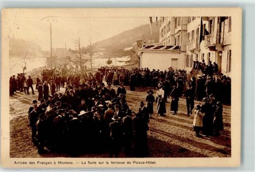 Montana 1917 Arrivee des Francais La foule sur la terrasse du Palace-Hotel
