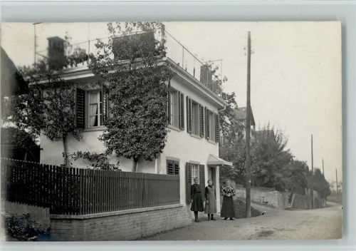 Thalwil 1913 Wohnhaus, alte Landstraße 862 , Familie Hoffmann steht vor dem Haus AK