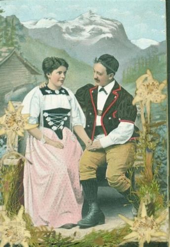 Liebespaar vor Alpenpanorama; echtes Edelweiß