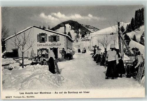 Les Avants Cafe du Col de Sonloup Start Schlitten Rennen Winter Schnee Sport