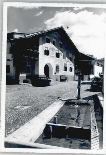 Scuol Hausansicht mit Brunnen