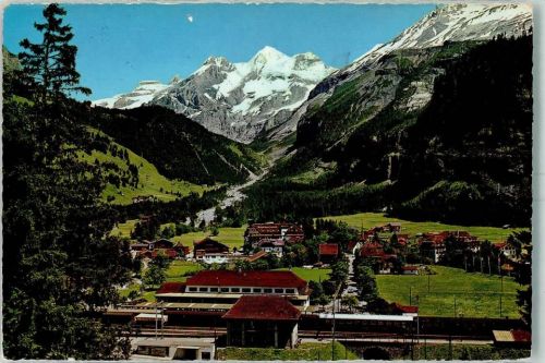 Kandersteg Bahnhof und Dorf mit Blümlisalp von der Sprungschanze aus
