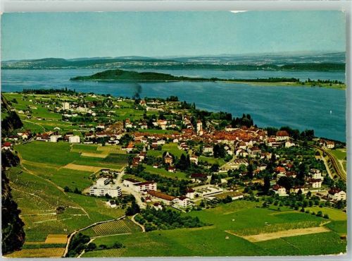 La Neuveville au Lac de Bienne avec l ile de St Pierre Flugaufnahme
