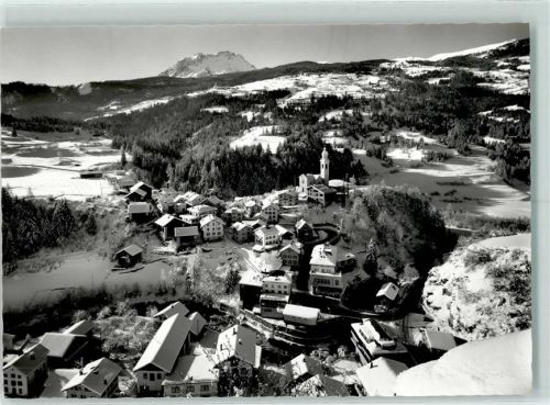 Tiefencastel an der Julier Route gegen Mon und Piz Toissa Winter