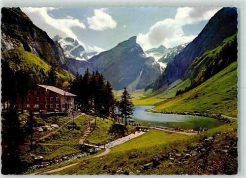 Seealpsee Berggasthaus Seealpsee mit Altmann und Säntis