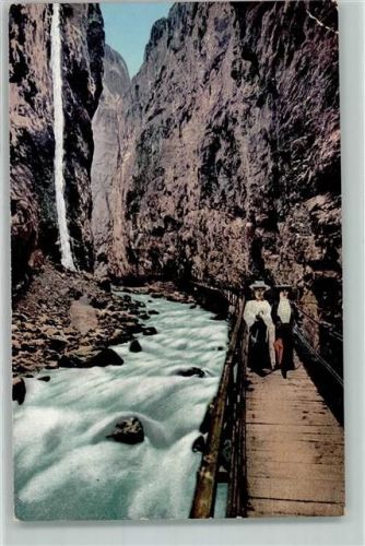 Grindelwald Lütschinenschlucht 2 Spaziergängerinnen auf der Brücke